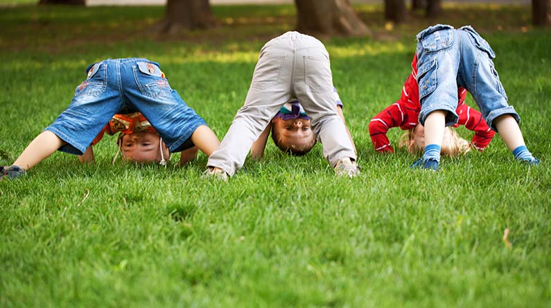 Børn på hoved golf